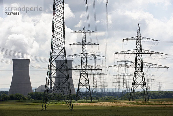 Strommasten vor einem Kernkraftwerk  Grafenrheinfeld  Deutschland
