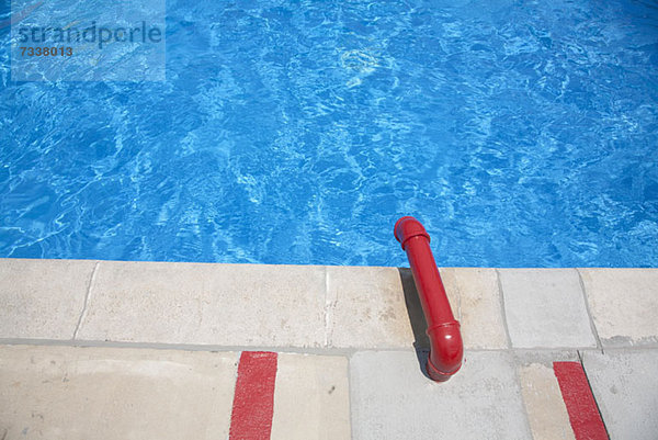 Ein Schwimmbad mit einer roten Wasserleitung