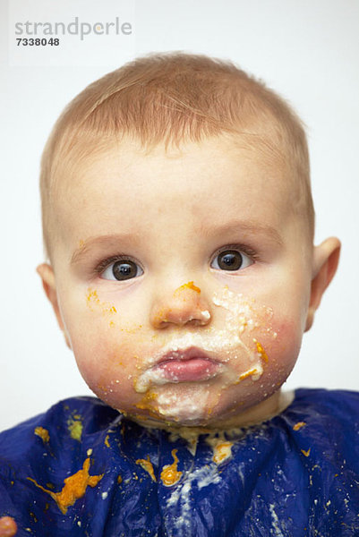 Porträt eines kleinen Jungen mit Essen im Gesicht