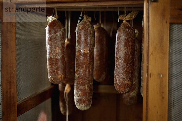 Hausgemachte Salami im Schrank hängend