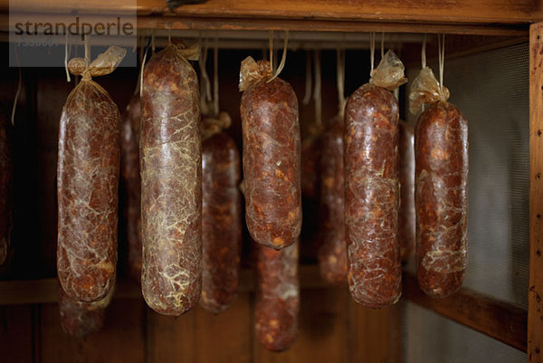 Hausgemachte Salami hängend