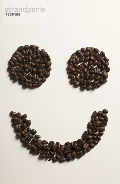 Ein in Kaffeebohnen angeordnetes Smiley-Gesicht