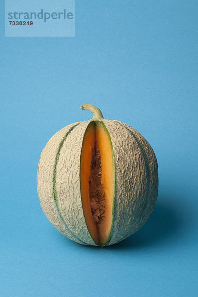 Eine Cantaloupe mit einer entfernten Scheibe