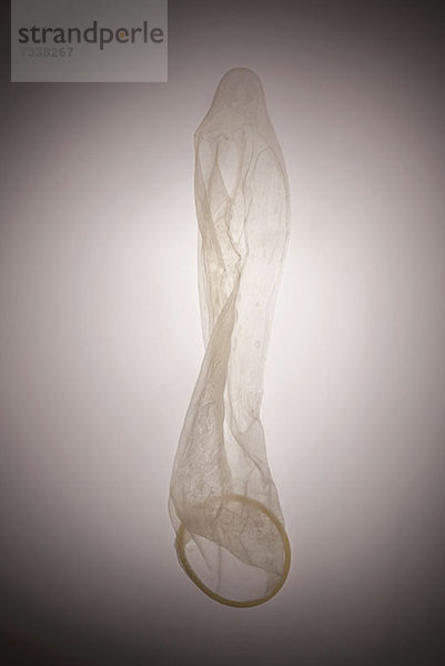 Ein leeres gebrauchtes Kondom von oben gesehen