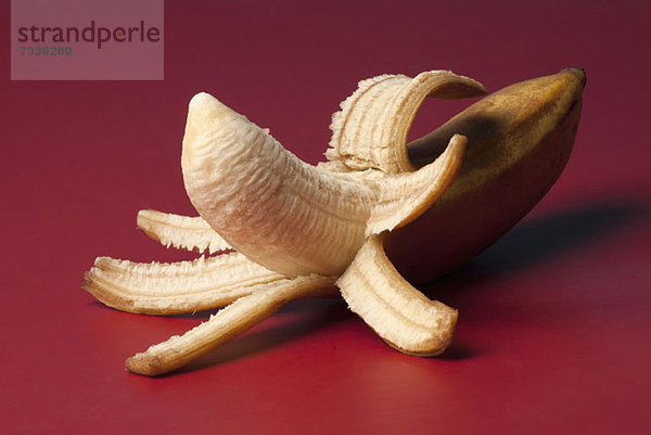 Eine geschälte Banane  die an einen erigierten Penis erinnert.