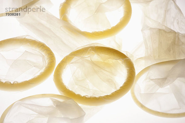 Fünf gebrauchte Kondome im Haufen  hinterleuchtet