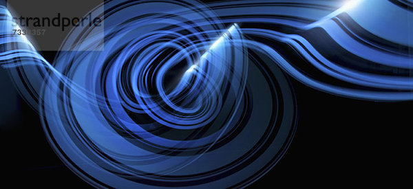 Lichtspuren  die ein abstraktes blaues Wellenmuster auf schwarzem Hintergrund erzeugen.