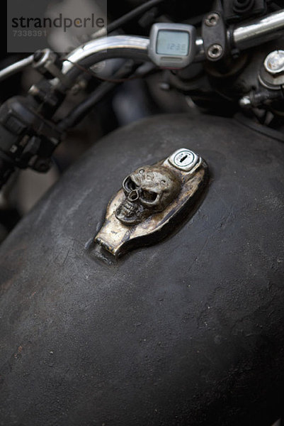 Schädeldesign auf Motorrad-Zündung