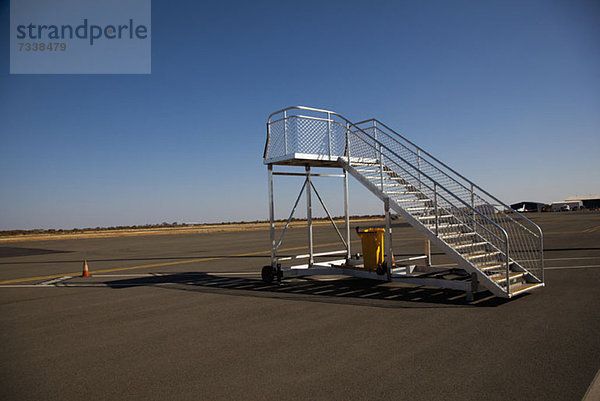 Mobile Trittstufen auf einer Start- und Landebahn des Flughafens