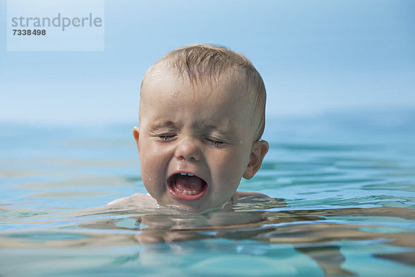 Weinendes Baby im Wasser