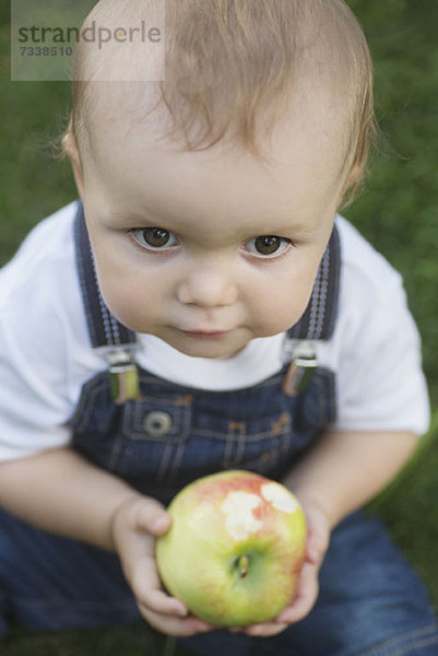 Baby hält Apfel