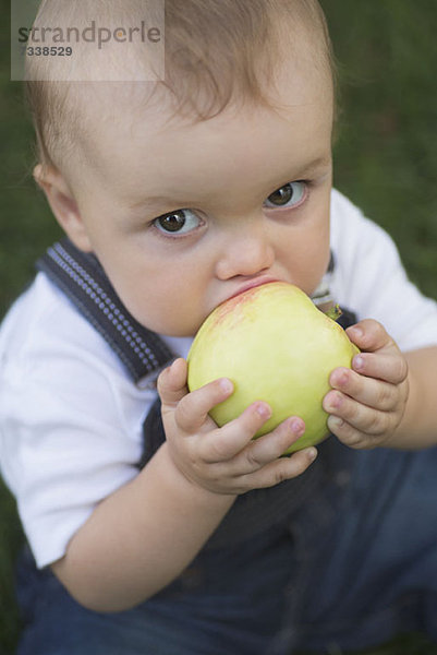 Baby beißender Apfel