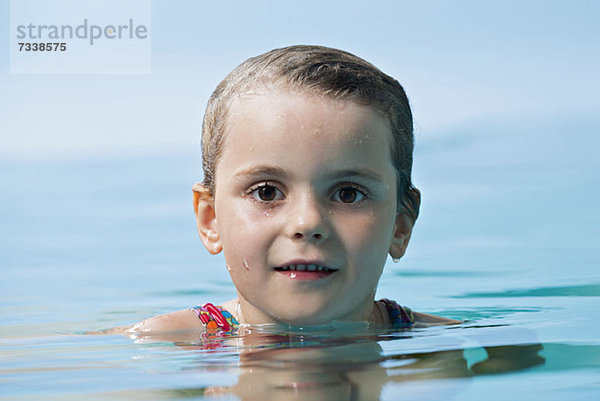 Ein junges Mädchen im Schwimmbad  Nahaufnahme