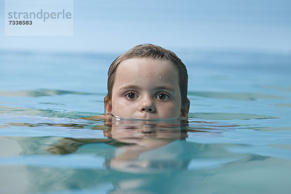 Ein junges Mädchen im Schwimmbad  Nahaufnahme