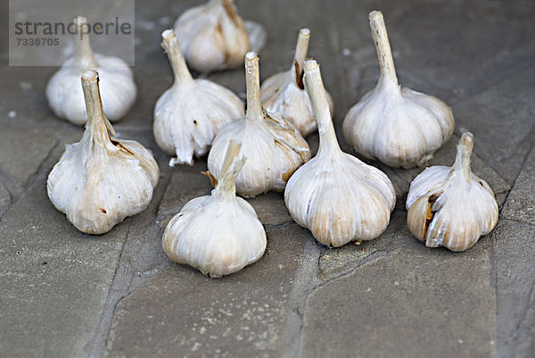 Eine Gruppe von Knoblauchzwiebeln