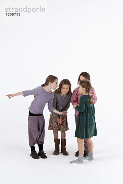 Eine Gruppe klatschender kleiner Mädchen.