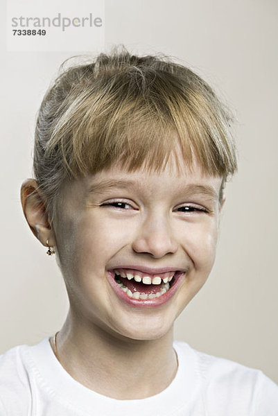 Ein süßes  lachendes  junges Mädchen.