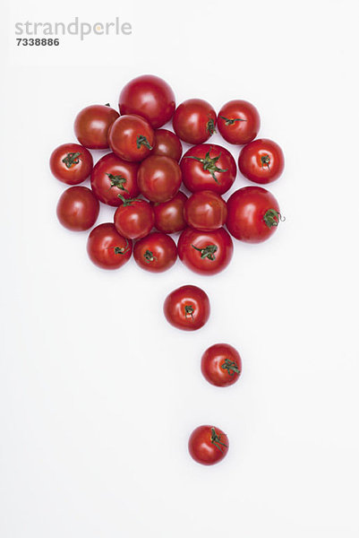 Verschiedene Tomatengrößen in Form einer Gedankenblase angeordnet