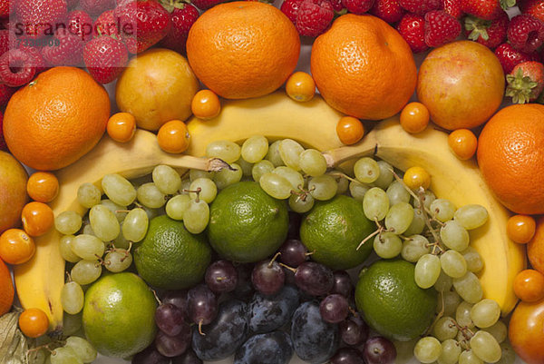 Ein abstraktes Arrangement aus verschiedenen frischen Früchten  Vollrahmen