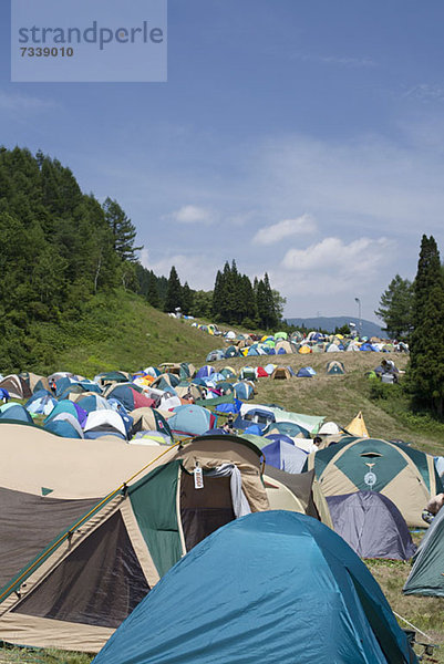 Zeltreihe beim Fuji Rock Festival in Naeba  Japan