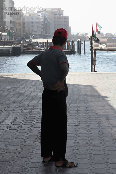 Mann am Pier am Dubai Creek  Dubai  Vereinigte Arabische Emirate