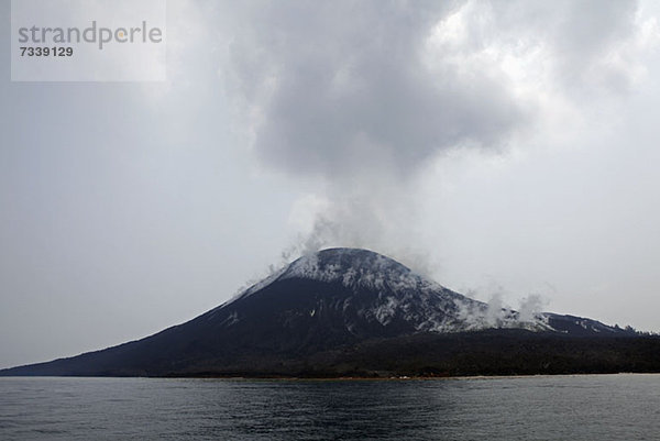 Rauchen am Vulkan Krakatau  Indonesien