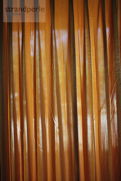 Blick durch einen Vorhang