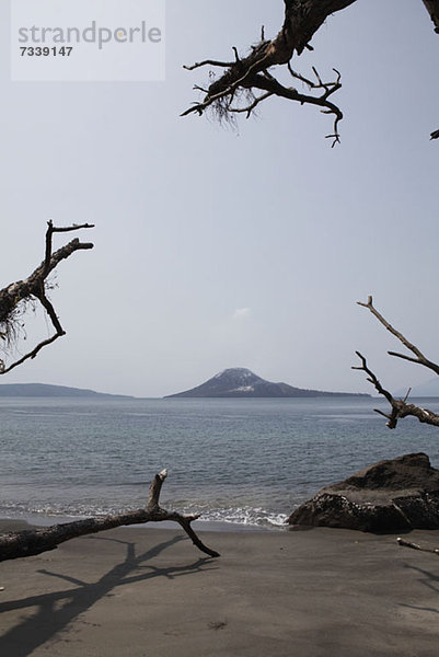 Blick vom Strand auf den Vulkan Krakatau  Indonesien