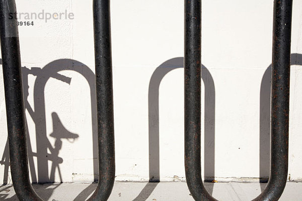 Schatten des im Fahrradständer geparkten Fahrrades