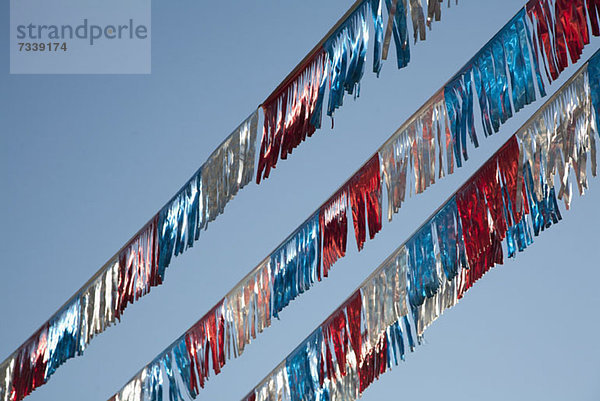 Amerikanische Flagge farbige Luftschlangen gegen einen klaren blauen Himmel