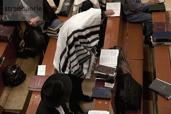 Jüdische Männer in traditioneller Kleidung lesen religiöse Texte
