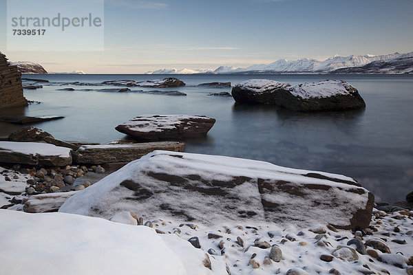 Ullsfjord bei Oldervik im Winter  Tromsö  Norwegen  Europa