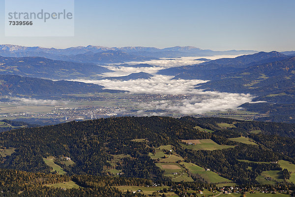 Blick vom Zirbitzkogel ins Tal Richtung Obdach  Seetaler Alpen  Steiermark  Österreich  Europa
