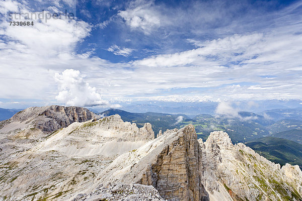 Auf dem Diamantiditurm  Klettersteig  bei der Latemarüberschreitung  Dolomiten  Südtirol  Italien  Europa