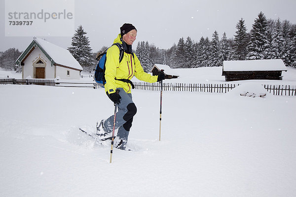 Schneeschuhgeher auf Schneeschuhtour zum Hoher Kranzberg  Mittenwald  Bayern  Deutschland  Europa