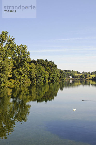 Blick auf das Dorf Hunswinkel  Listertalsperre  Stausee  Olpe  Naturpark Ebbegebirge  Sauerland  Nordrhein-Westfalen  Deutschland  Europa  ÖffentlicherGrund