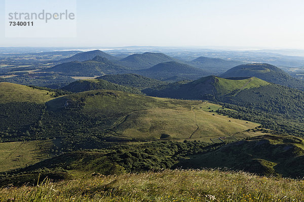 Landschaft im Parc Naturel RÈgional des Volcans d'Auvergne  Regionaler Naturpark der Vulkane der Auvergne  vom Gipfel des Puy-de-Dome  Puy-de-Dome  Auvergne  Frankreich  Europa