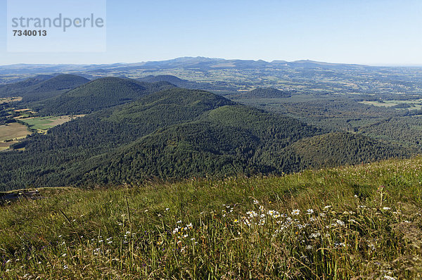 Landschaft im Parc Naturel RÈgional des Volcans d'Auvergne  Regionaler Naturpark der Vulkane der Auvergne  vom Gipfel des Puy-de-Dome  Monts Dore  Puy de Sancy  Auvergne  Frankreich  Europa