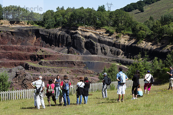 Touristen am Vulkan Lemptegy  Pozzolana Steinbruch  heute geologisches Gebiet zur Erklärung der Entstehungsgeschichte der Chaine des Puys  Naturel RÈgional des Volcans d'Auvergne  Regionaler Naturpark der Vulkane der Auvergne  Puy-de-Dome  Auvergne  Frankreich  Europa