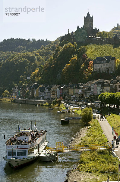 Moselpromenade mit der Reichsburg Cochem hinten  Cochem  Rheinland-Pfalz  Deutschland  Europa