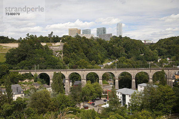 Viadukt im Stadtteil Grund  dahinter die Hochhäuser des Kirchberg-Plateau  Unterstadt  Stadt Luxemburg  Luxemburg  Europa  ÖffentlicherGrund