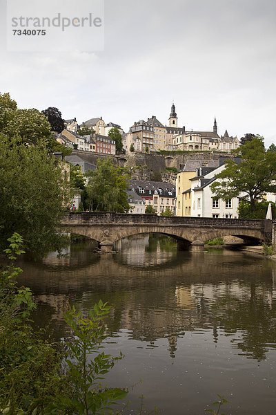 Steinbogenbrücke über dem Fluss Alzette im Stadtteil Grund  Unterstadt  Stadt Luxemburg  Luxemburg  Europa  ÖffentlicherGrund
