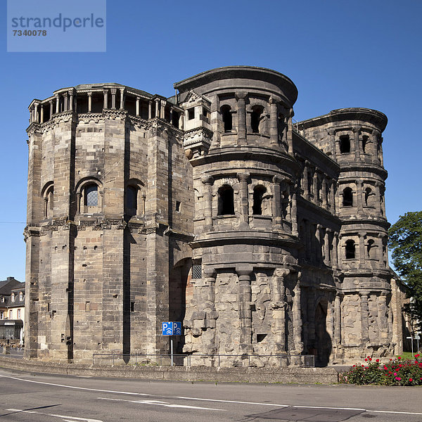 Römisches Stadttor Porta Nigra  Trier  Rheinland-Pfalz  Deutschland  Europa  ÖffentlicherGrund