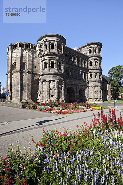 Römisches Stadttor Porta Nigra  Trier  Rheinland-Pfalz  Deutschland  Europa  ÖffentlicherGrund