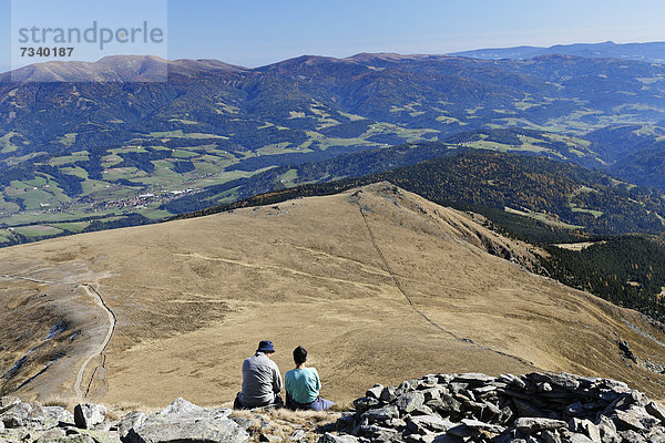 Blick vom Zirbitzkogel ins Tal Richtung Obdach  Seetaler Alpen  Steiermark  Österreich  Europa