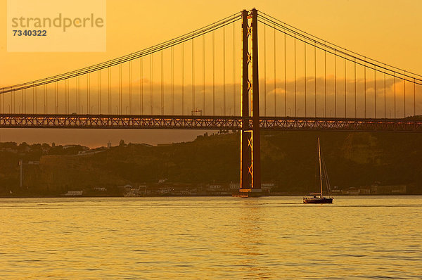 Brücke des 25. April  Ponte 25 de Abril  über den Tejo in der Morgendämmerung  Lissabon  Portugal  Europa