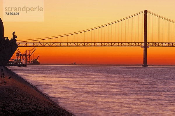 Ponte 25 de Abril  Brücke des 25. April und das Denkmal der Entdeckungen in der Morgendämmerung  über den Tejo  Lissabon  Portugal  Europa