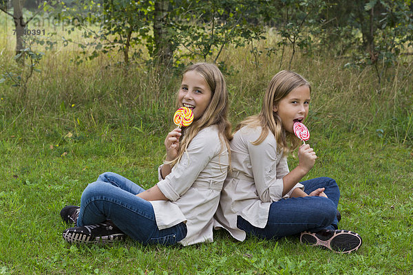 Zwillinge  Mädchen  9 Jahre  mit bunten Lutschern
