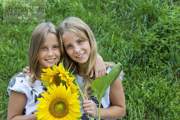 Zwillinge  Mädchen  9 Jahre  mit Sonnenblumen