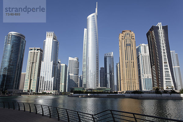 Wolkenkratzer an künstlichem See  Großbauprojekt Jumeirah Lake Towers  Dubai  Vereinigte Arabische Emirate  Naher Osten  Asien